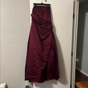 Elegant Burgundy Strapless Evening Gown